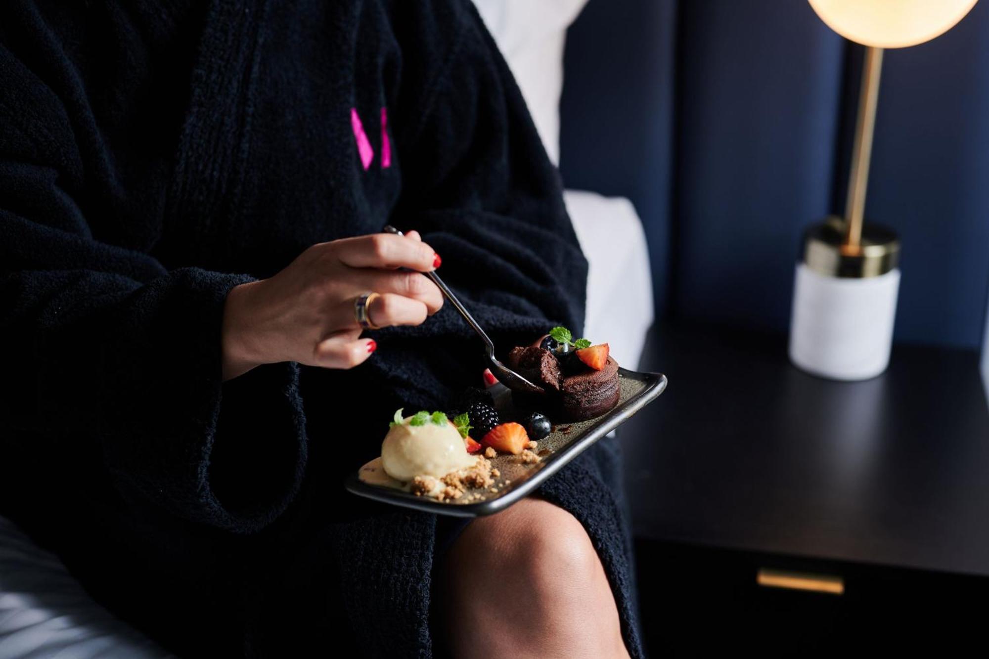 Midnight Hotel, Autograph Collection Canberra Esterno foto A woman wearing a bathrobe
