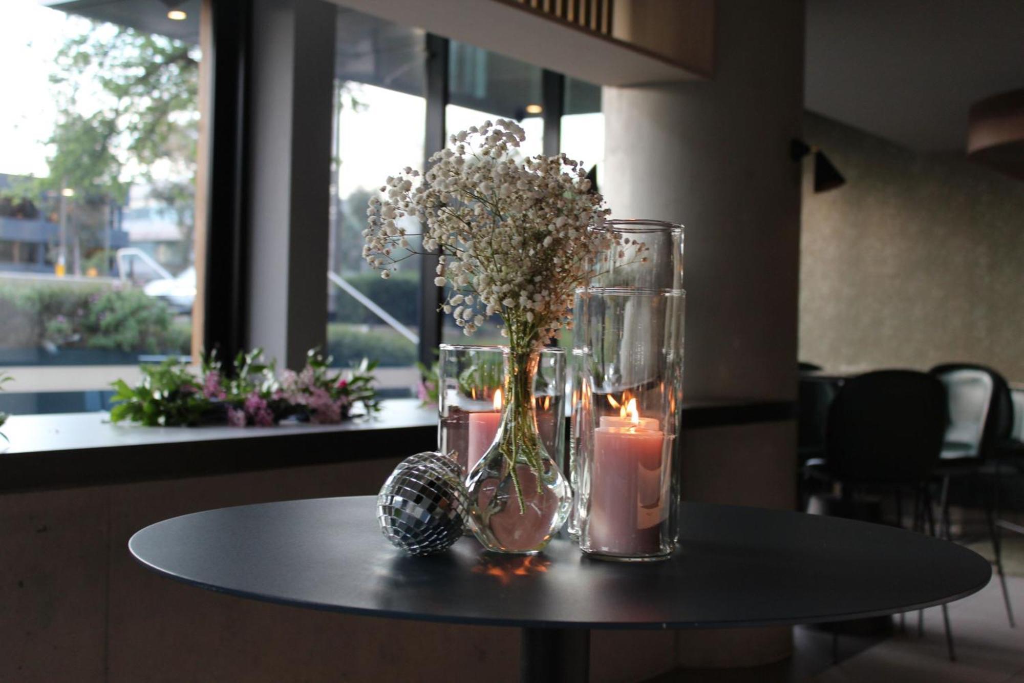 Midnight Hotel, Autograph Collection Canberra Esterno foto A table with a centerpiece