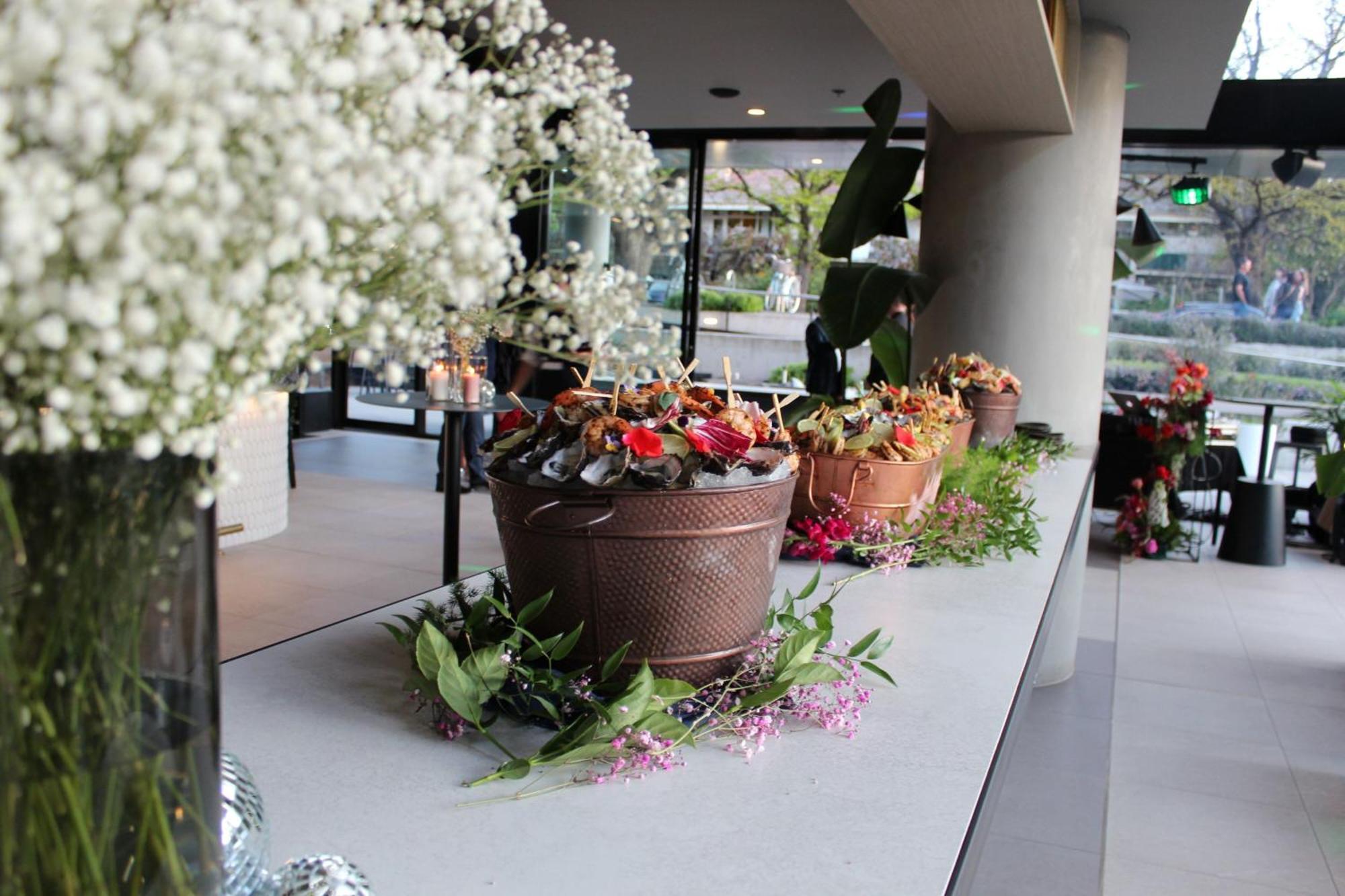 Midnight Hotel, Autograph Collection Canberra Esterno foto Flower arrangement at the entrance of the hotel