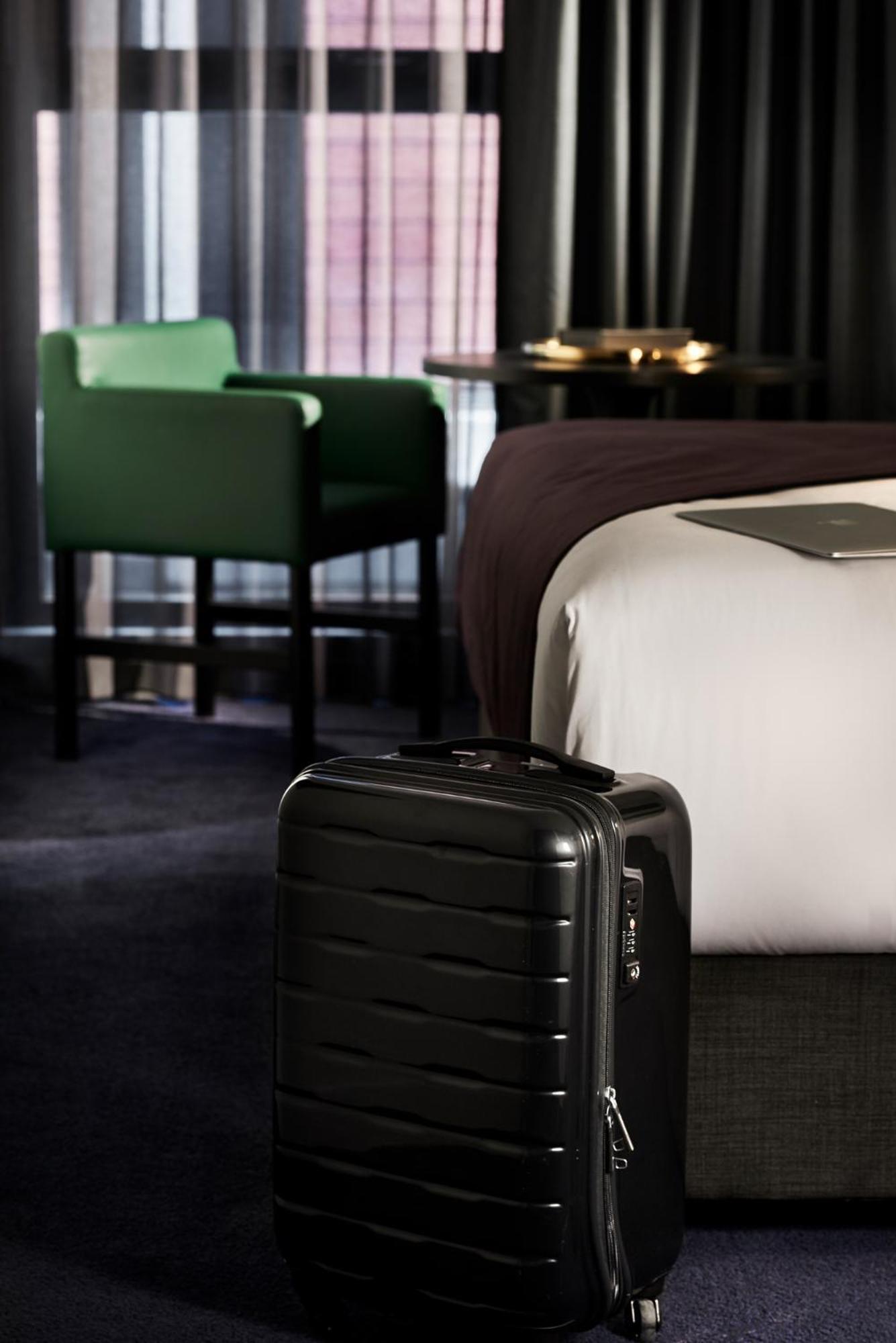 Midnight Hotel, Autograph Collection Canberra Esterno foto A suitcase